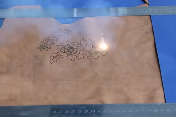 وسم ونقش بالليزر: على الجلد