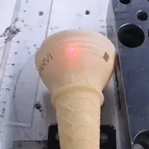 الوسم بالليزر على بسكويت أيسكريم وافل (قِمع البسكويت الوافل) 